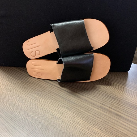 Black sandal. - Picture 2 of 3